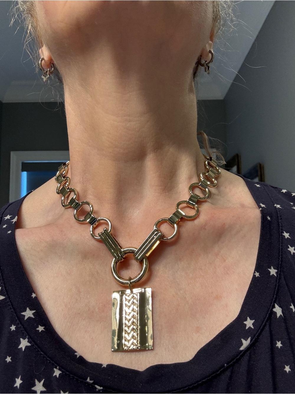 NWOT Gold Link Statement Necklace with Pendant